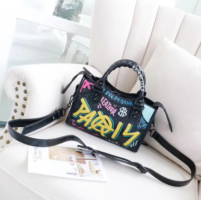 BALENCIAG巴黎世家 塗鴉機車包 QC057 爆裂紋羊皮 手提肩背斜挎包  BL1853